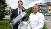 Neu gegen Alt: Bürgermeister Simon Gröger und Lars Kießling (Technischer Leiter Stadtwerke Radolfzell) zeigen symbolhaft zwei ...