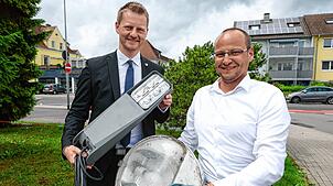 Neu gegen Alt: Bürgermeister Simon Gröger und Lars Kießling (Technischer Leiter Stadtwerke Radolfzell) zeigen symbolhaft zwei ...