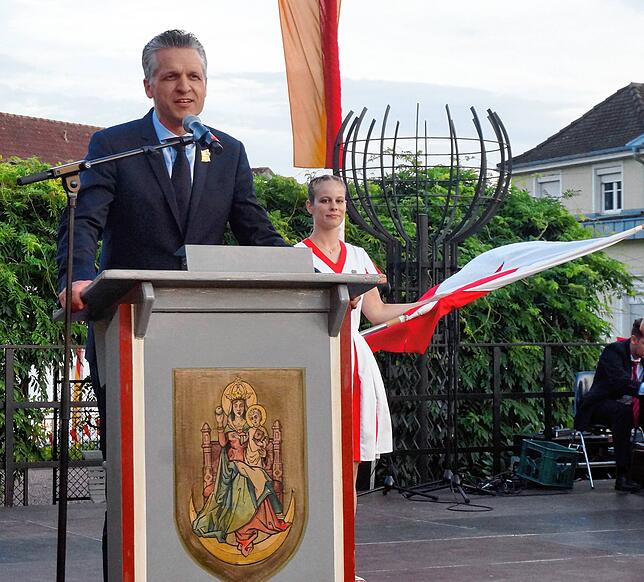 Kluge Worte: Der Bundesminister für besondere Aufgaben und Kanzleramtschef Thorsten frei hält beim Heimatabend die Festrede.