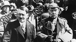 In Offenburg beschäftigt sich der Gemeinderat mit der Ehrenbürgerwürde von Adolf Hitler. (Archivbild)