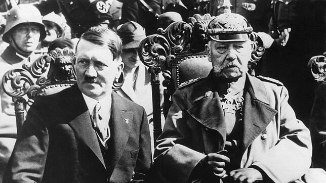 In Offenburg beschäftigt sich der Gemeinderat mit der Ehrenbürgerwürde von Adolf Hitler. (Archivbild)
