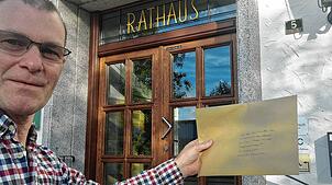 Horst Weiß beim Abgeben seiner Unterlagen am Rathaus. Foto: Horst Weiß