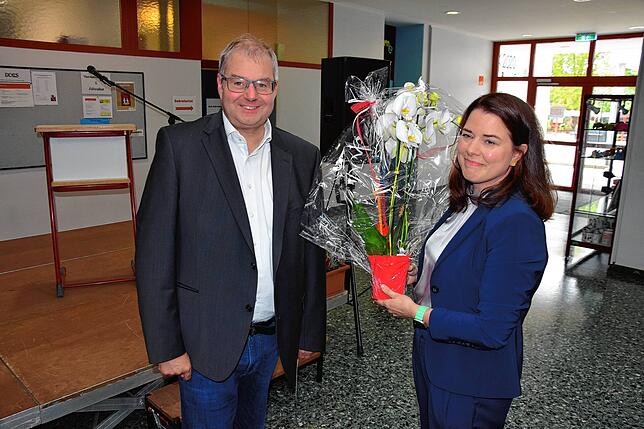 Allzeit einen guten Rückenwind wünscht Bürgermeister Alexander Guhl der neuen Leiterin der Werner-Kirchhofer-Realschule in Bad ...
