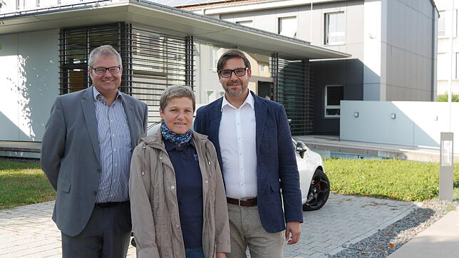 Bürgermeister Alexander Guhl (von links), Pia Kreml (Stadtwerke) und Martin Ritter (Geschäftsführer Stadtwerke), laden zu den ...