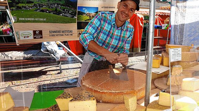 Peter Bär bereichert mit seinem Käsestand seit sieben Jahren den Waldshuter Wochenmarkt.