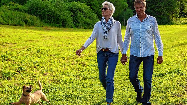 Endlich wieder frei: Susanne Sand-Otto und Jürgen Otto dürfen seit Samstag endlich wieder ihr Zuhause verlassen und mit Hündin Franzi ...