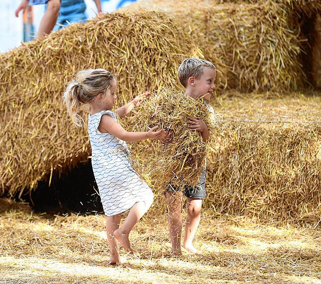 Für die Kinder ist eigens ein Spielplatz eingerichtet, hier toben Luisa und Jannes im Stroh.