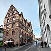 Der Putz bröckelt von der Fassade des Hotels Graf Zeppelin am Stephansplatz. Die Wandgemälde sind in Gefahr. Werden sie restauriert, ...