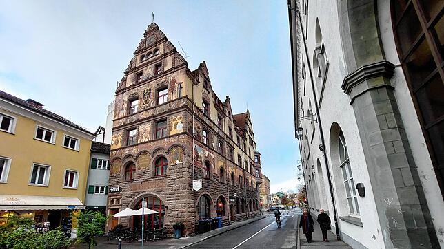 Der Putz bröckelt von der Fassade des Hotels Graf Zeppelin am Stephansplatz. Die Wandgemälde sind in Gefahr. Werden sie restauriert, ...