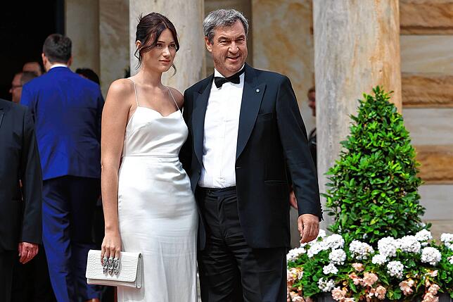Gloria-Sophie Burkandt und Markus Söder 2024 bei den Bayreuther Festspielen.
