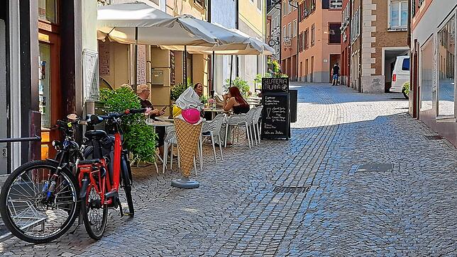 Eisgenuss in der Altstadt.