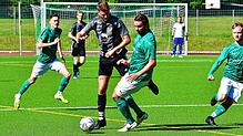 Beherzter Auftritt: Timo Keslinke (Mitte) wird hier von Tim Eckert gestoppt. Zwei Mal hatte der Stürmer des FC Hochrhein die Führung ...