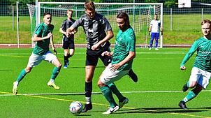 Beherzter Auftritt: Timo Keslinke (Mitte) wird hier von Tim Eckert gestoppt. Zwei Mal hatte der Stürmer des FC Hochrhein die Führung ...