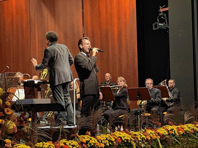 Das Stadtorchester Friedrichshafen spielt zum Abschluss des Abends den Song „My way“ von Frank Sinatra. Den Song hat sich Brand gewünscht.
