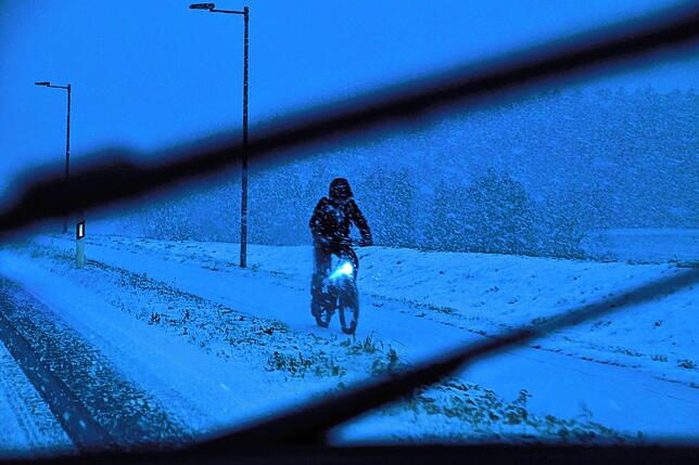 Eiskalt erwischt es diesen Radfahrer. Am Donnerstag um 16 Uhr, als der Schneefall einsetzt, ist er auf dem Radweg in Höhe des Klinikums ...