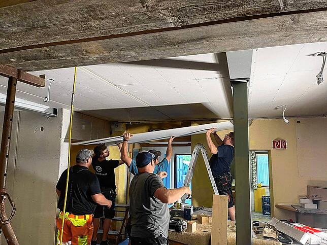 Überraschung Nummer zwei: Die Statik für die Empore ist unbrauchbar, der Aufbau muss komplett erneuert werden.