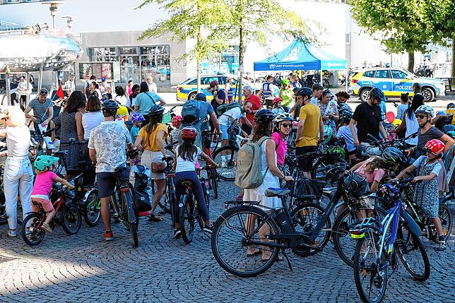 Bild 1: Bilder von der Fahrraddemo in Friedrichshafen