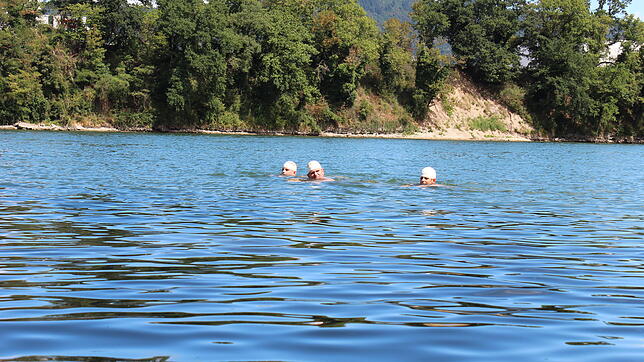 Das Schwimmen im Rhein ist trotz Gefahr im fließenden Gewässer und der Badeunfälle der vergangenen Wochen beliebt. Hier beim, von ...