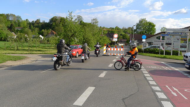 Reger Verkehr herrschte am Dienstag bei der gesperrten Strecke durch Untersiggingen &ndash; unter dem Durchfahrt Verboten Schild ist ...