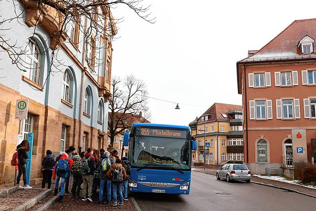 Ein Bild aus einer Zeit, als der Schulbetrieb normal lief. Am Rathaus warten Schüler auf den Bus der Linie 855. Dieser führt über ...