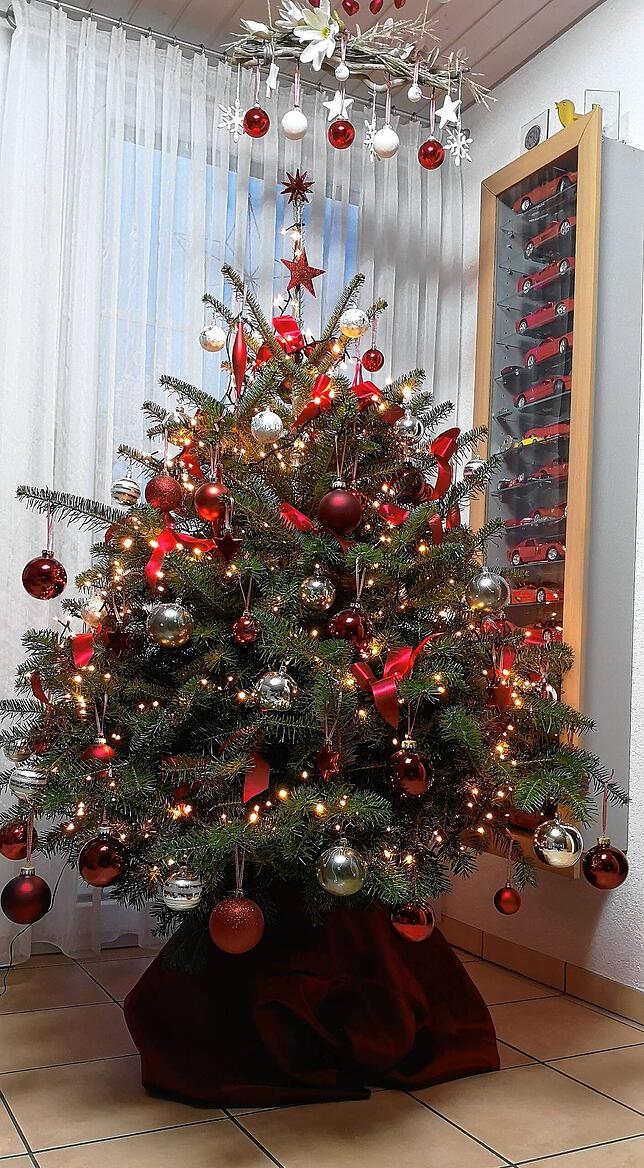 Heidi und Wolfgang Schmidt aus Lauchringen sind sehr stolz auf ihren schönen Weihnachtsbaum und senden viele Weihnachtsgrüße.