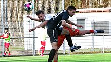 Der Verbandsliga-Thriller zwischen dem SC Pfullendorf (Daniel Niedermann, hinten) und dem FC Teningen (Florian Haselbacher) endete 3:3.