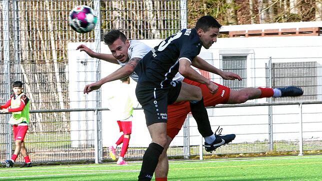 Der Verbandsliga-Thriller zwischen dem SC Pfullendorf (Daniel Niedermann, hinten) und dem FC Teningen (Florian Haselbacher) endete 3:3.