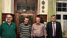 Landrat Martin Kistler (rechts) gratuliert dem Vorstand des BLHV (von links): Wilfried Kaiser wird als stellvertretender Vorsitzender ...