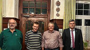 Landrat Martin Kistler (rechts) gratuliert dem Vorstand des BLHV (von links): Wilfried Kaiser wird als stellvertretender Vorsitzender ...