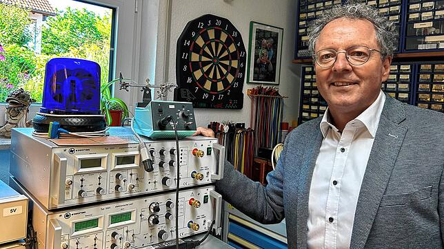 Das Polizei-Blaulicht steht nicht zum Spaß in Markus Rehms Labor: Es schaltet sich ein, wenn er bei einem Versuch die 15 ...