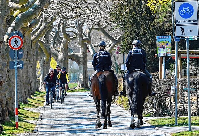 Corona-Kontrolle am Radolfzeller Seeufer: Polizeioberkommissar Walter Horländer und Polizeiobermeisterin Lisa Pscheidl von der ...