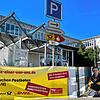 Unübersehbar wirbt die Deutsche Post vor dem Büsinger Rathaus mit einem grossen Werbebanner um Zusteller. Im südlichen Hegau weitet sich ...