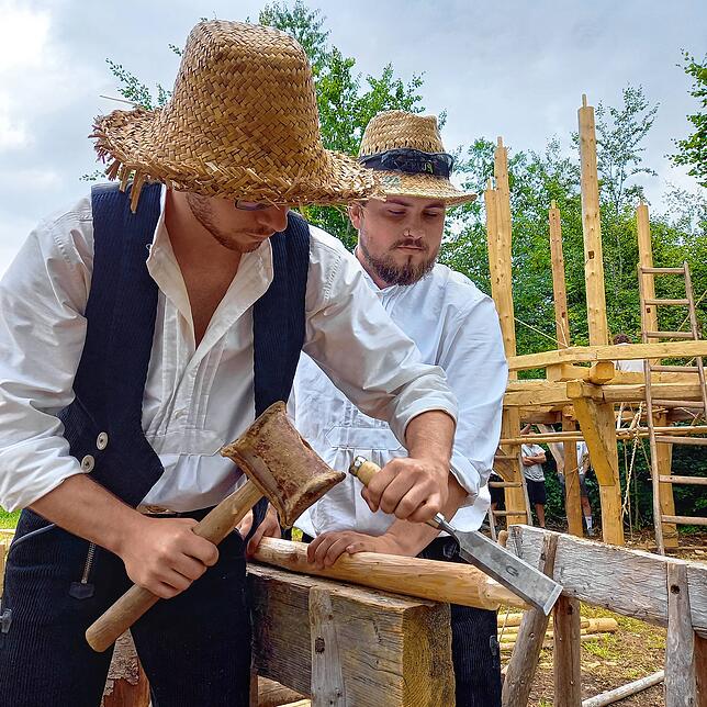 Die angehenden Zimmerleute Felix Müller (vorn) und Fabian Weißinger kommen von einer Reutlinger Berufsschule für eine Woche auf den ...