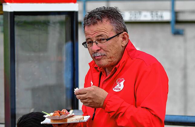 Ist das schon die meisterliche Grillwurst? Trainer Karl-Frieder Sütterlin vom TuS Binzen freut sich in der kommenden Saison nicht nur ...