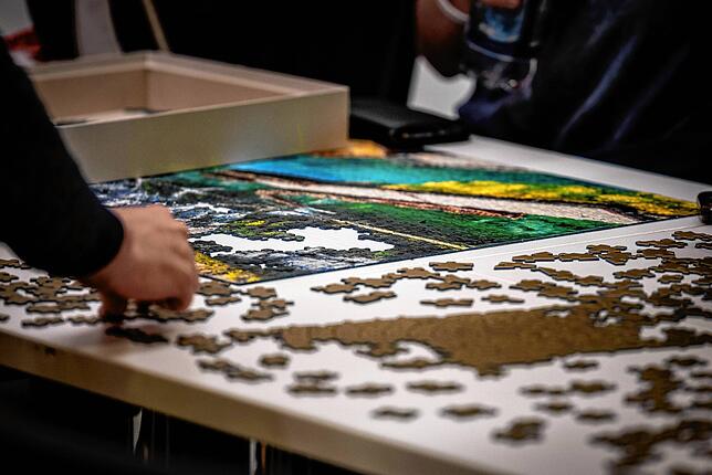 Intelligenz hat auch mit Effizienz zu tun: In den Pausen lösen die Teilnehmer eines Hochbegabtentreffens Puzzles mit 1000 und mehr Teilen.