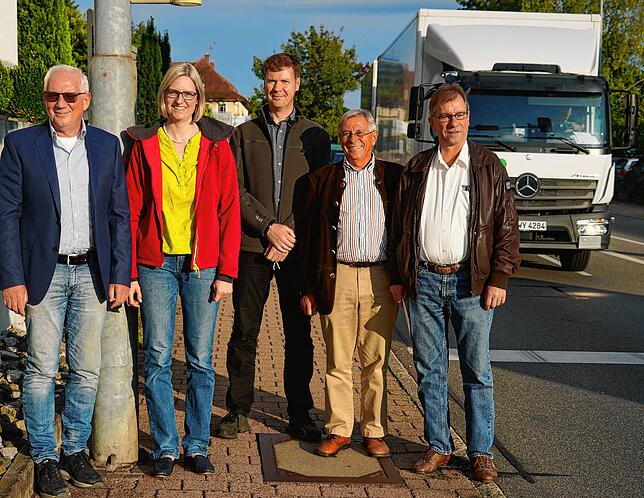 Für ein Foto gut, doch zum Reden viel zu laut: Die Koordinationsgruppe des B 31-neu Bündnis pro 7.5 plus steht an der B 31 in ...