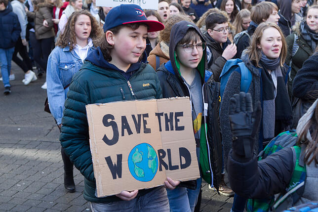 Bild 1: Dieses Mal während der Unterrichtszeit: 700 bis 800 Konstanzer Schüler gehen für "Fridays for Future" auf die Straße und demonstrieren für Klimaschutz
