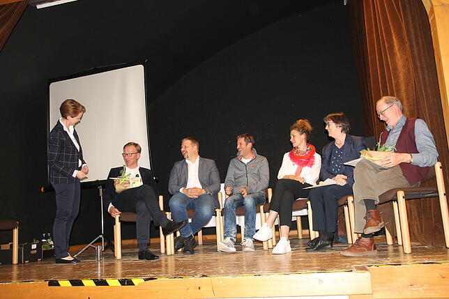 Auf dem Podium im Tiengener Schlosskeller, von links Moderatorin Cornelia Scharnagl, Oberbürgermeister Philipp Frank, Herbert ...