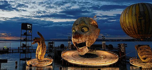 Kaum zu glauben, was dieser Clown so alles kann: Die Bühnentechnik zum „Rigoletto“ der Bregenzer Festspiele setzt neue Maßstäbe.