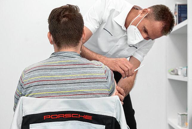 Ein Mitarbeiter der Porsche AG wird im betriebseigenen Impfzentrum mit dem Corona-Impfstoff von Biontech/Pfizer geimpft.