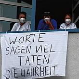 Beschäftigte hängten dieses Transparent aus dem Fenster des Klinikgebäudes, vor dem sich der Teilnehmerzug sammelte und dann zum ...
