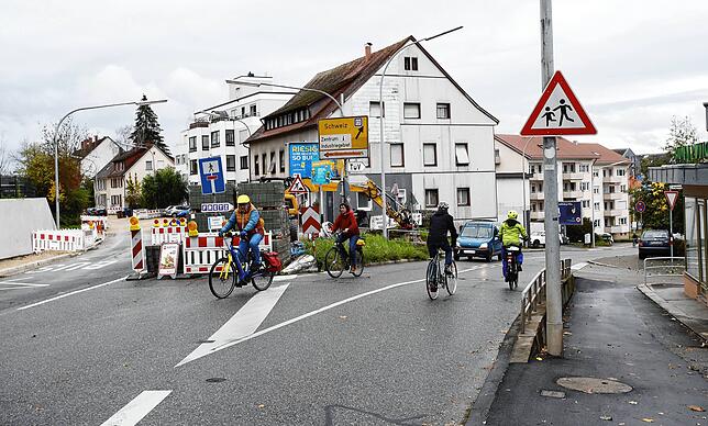 Auch das ist nicht gut: Die viel befahrene Riedstraße (hier an der Einmündung in die Radolfzeller Straße) ist gefährlich für Radfahrer. ...