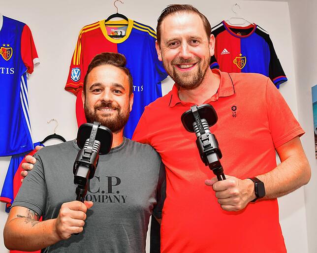 Spaß am Regiofußball: Daniel „Emmel“ Frey (links) und sein Freund Marvin Freyers greifen zum Mikrofon und bringen ihren Fans ...
