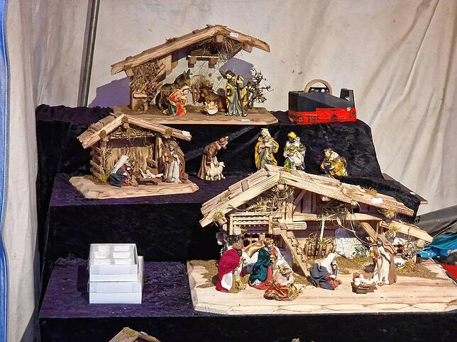 Auf dem Weihnachtsmarkt gab es verschiedene Stände, an denen man auch etwas kaufen kann. In diesem Fall waren es Weihnachtsfiguren und ...