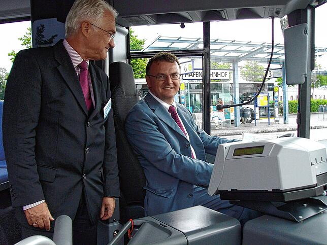 Seit Juni 2009 ist Andreas Brand – hier am Steuer eines Häfler Stadtbusses – Oberbürgermeister in Friedrichshafen. Das Bild ...