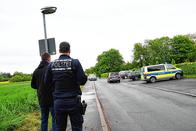 Bei der Suche nach dem mutmaßlichen Täter nutzen die Polizisten auch einen Hubschrauber und eine Drohne. Jedoch blieb die Fahndung ...