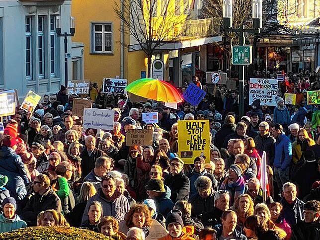 Rund 1400 Menschen nehmen am 27. Januar 2024 an der „Demo gegen rechts“ in der Donaueschinger Innenstadt teil.