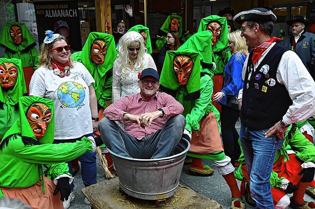Bild 21: Fasnacht 2025: Hexen rollten im Villinger Landratsamt den roten Teppich aus - Die schönsten Bilder!