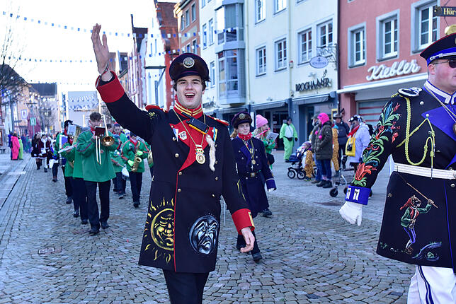 Bild 9: Die Katzenmusik marschiert in die Villinger Innenstadt ein