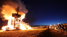 In der ganzen Region wurden am Wochenende Funkenfeuer entzündet. In Litzelstetten versammelten sich Hunderte Zuschauer auf den Purren.